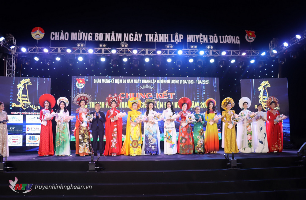 BTC trao hoa cho 12 thí sinh tham gia vòng chung kết.