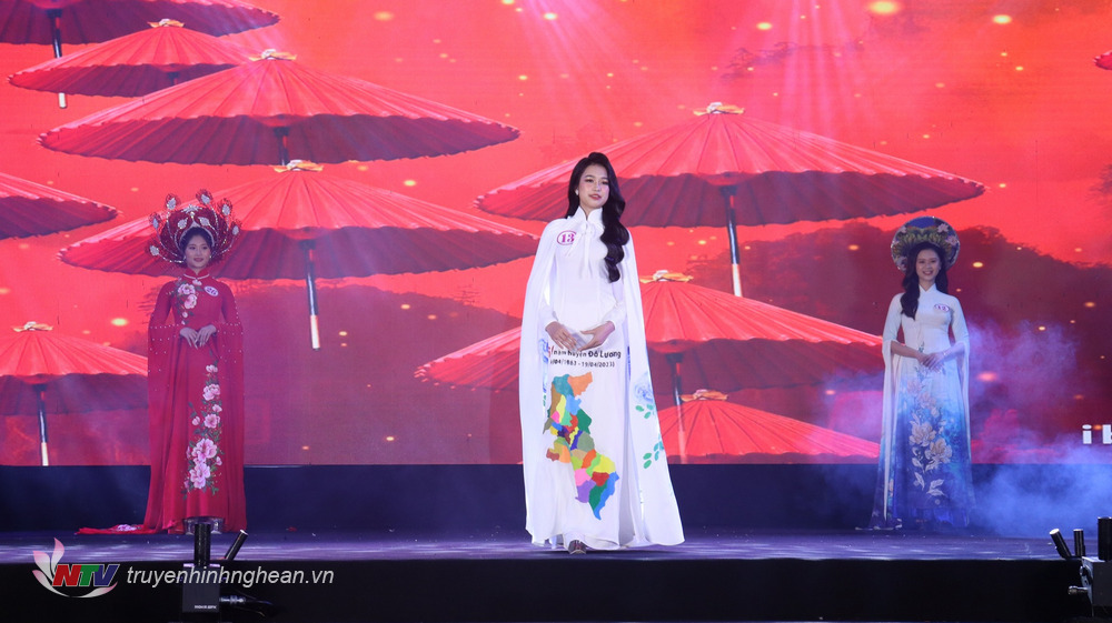 Thí sinh trong phần thi trình diễn áo dài truyền thống.