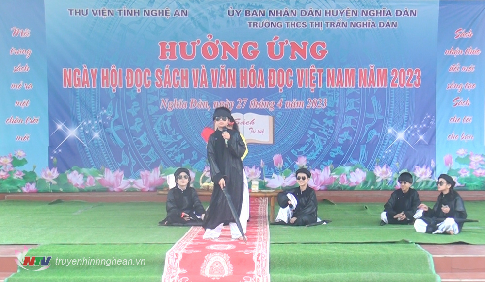 Phần tình diễn sân khấu hóa truyện “Thầy bói xem voi.