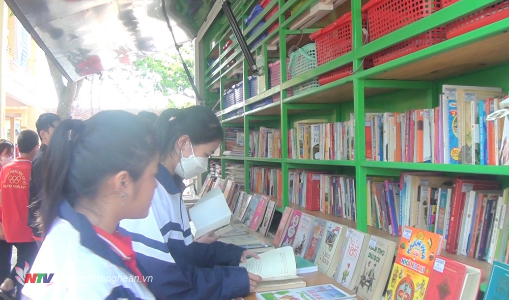 Tham quan xe sách di động của Thư viện tỉnh.