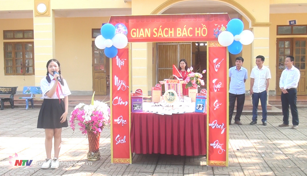Học sinh giới thiệu các gian sách