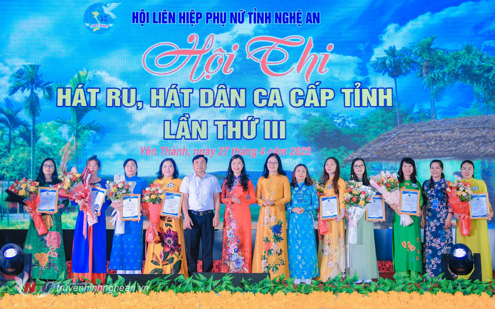 BTC trao giải cho các đội thi.