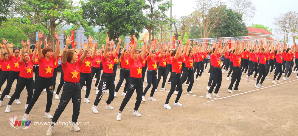 Tiết mục đồng diễn dân vũ.