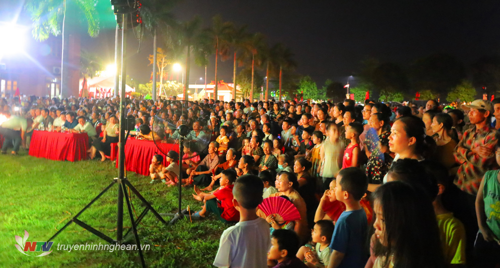 Đông đảo người dân đến theo dõi và cổ vũ liên hoan.