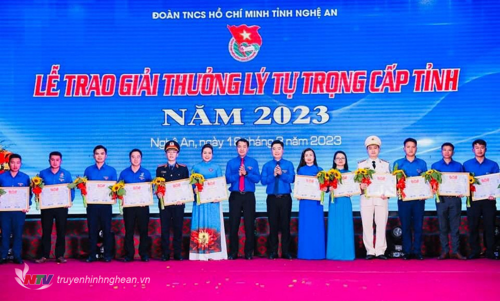 đồng chí Võ Thị Hiền Ly nhận Giải thưởng Lý Tự Trọng tỉnh PG88 go Bắn cá năm 2023.