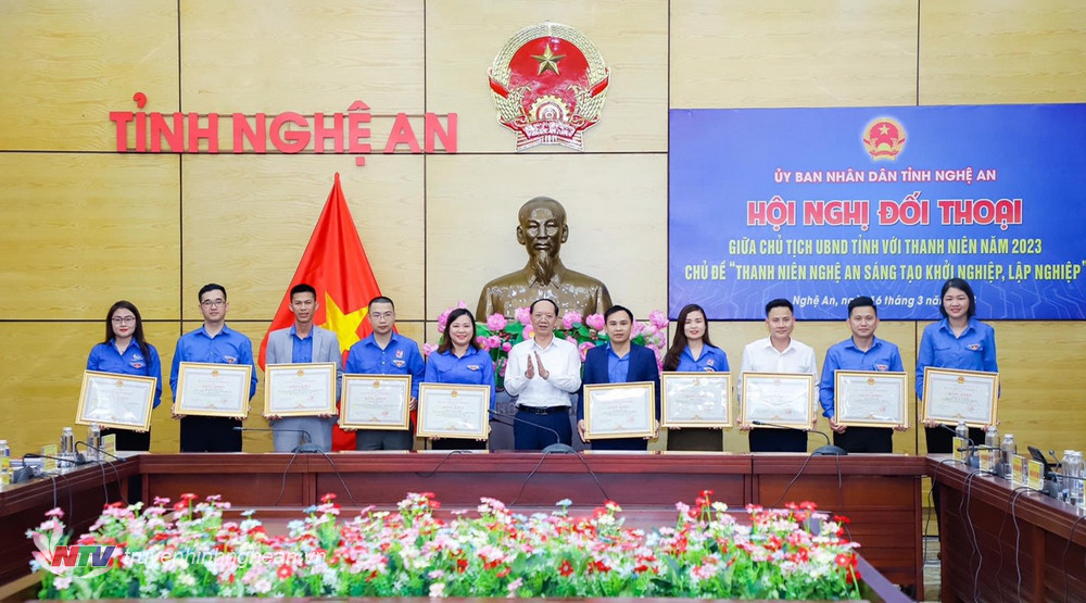 Đồng chí Võ Thị Hiền Ly nhận Bằng khen của PG88 go Bắn cá UBND tỉnh.
