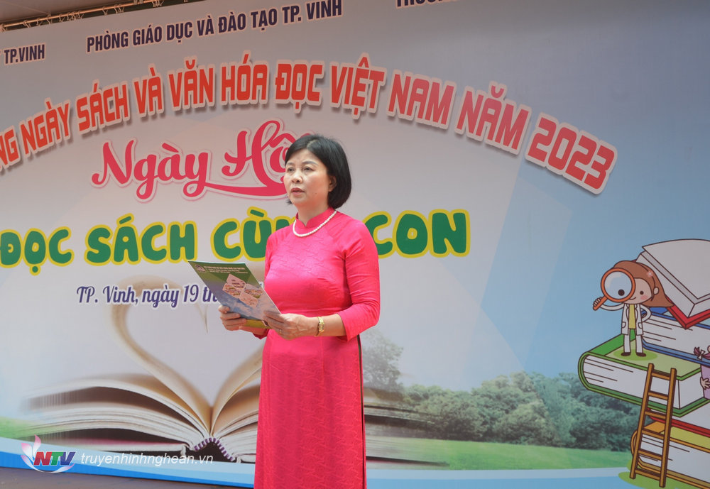 Hiệu trưởng Trường Tiểu học Cửa Nam 1 phát động quyên góp sách cho thư viện trường tại ngày hội.