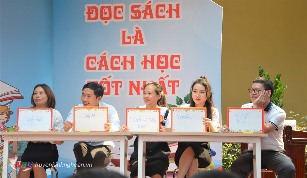 Phụ huynh tham gia trò chơi cùng con trong ngày hội.