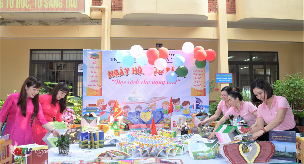 Giáo viên chuẩn bị gian trưng bày sách