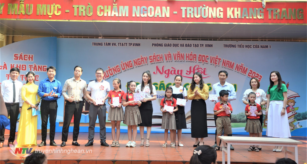 Tặng quà cho phụ huynh và học sinh tham gia trò chơi.