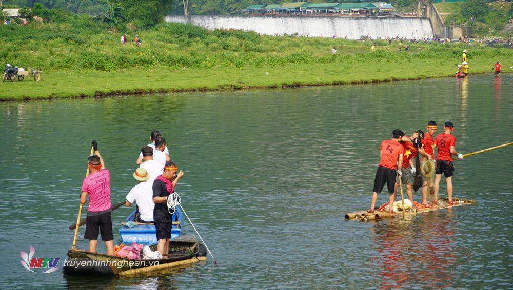 Mỗi đội thi được sử dụng những ngư cụ truyền thống và 1 thuyền độc mộc.