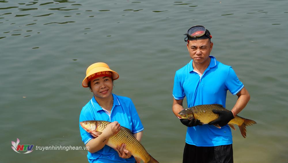Có những đội thi bắt được cá nặng từ 2-5kg.
