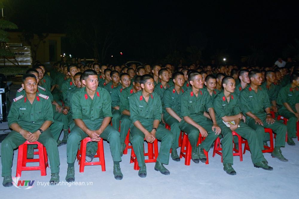Đông đảo cán bộ, chiến sĩ Bộ Chỉ huy Quân sự tỉnh chăm chú theo dõi Vở diễn “Đất liền và biển cả” do Nhà hát Chèo Quân đội biểu diễn
