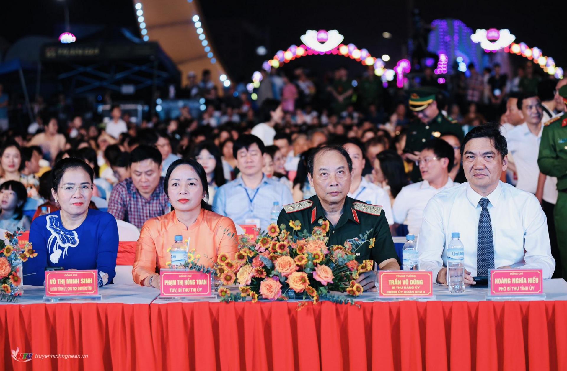 Các đại biểu dự buổi lễ.