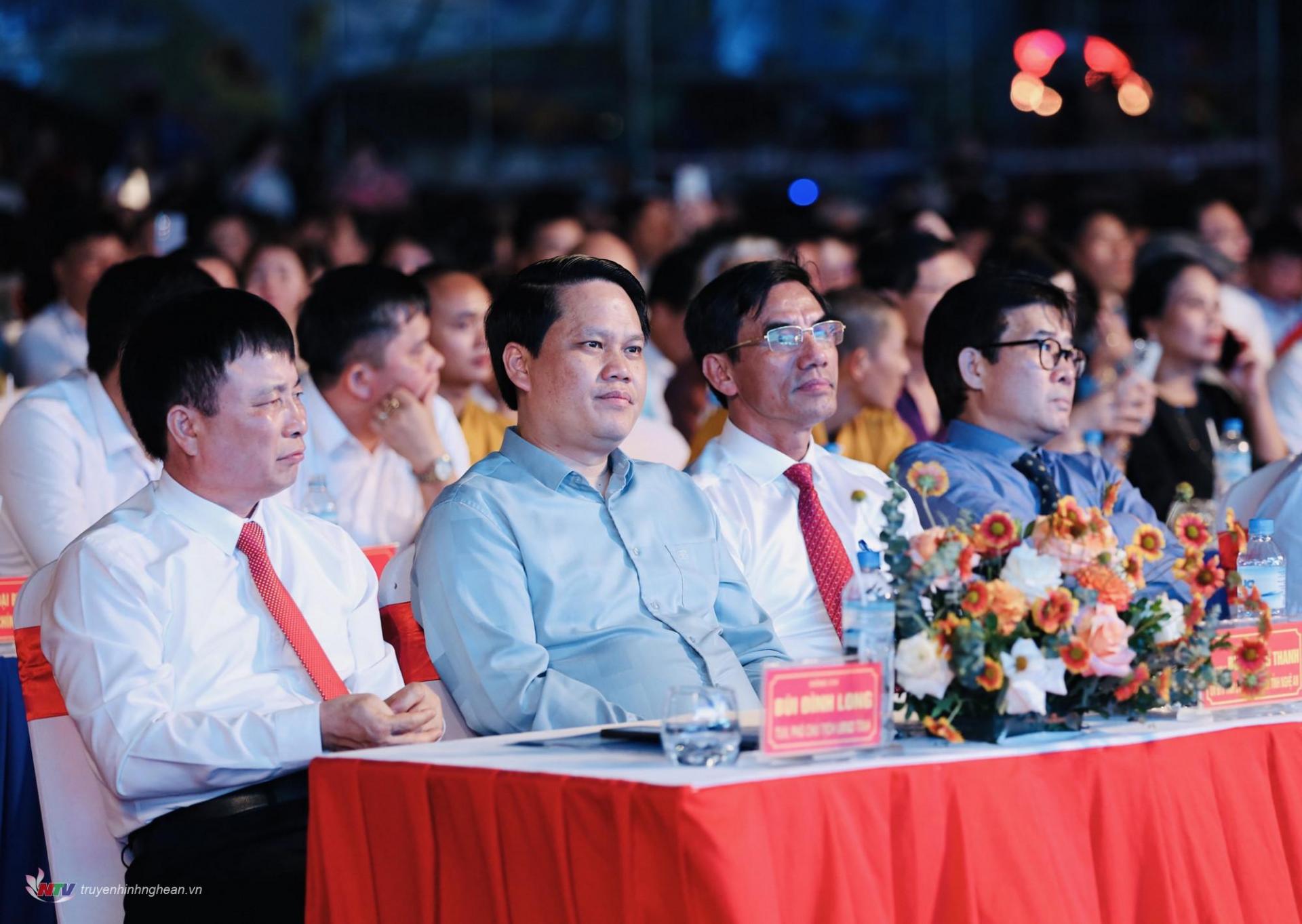 Các đại biểu dự buổi lễ.