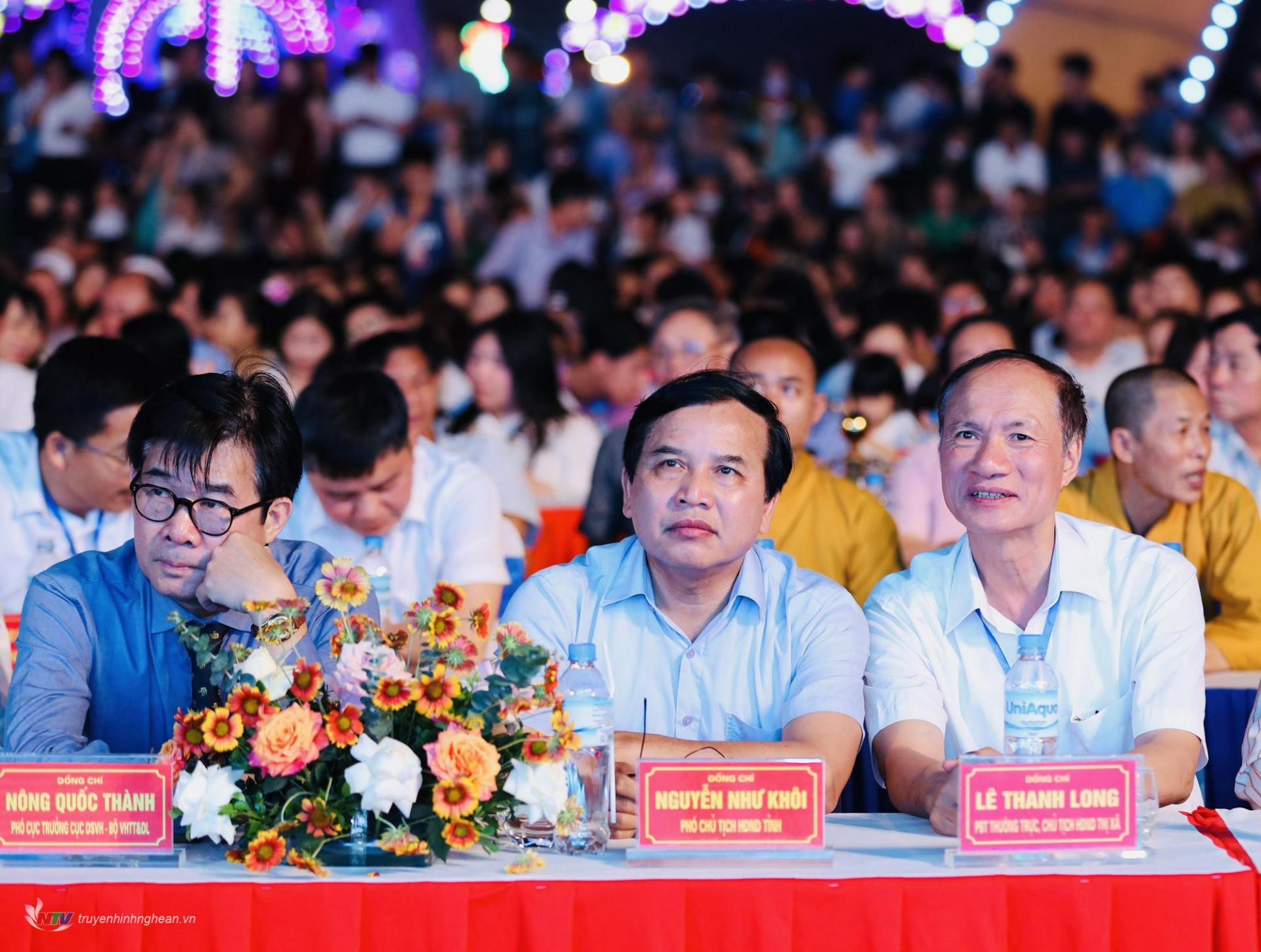 Các đại biểu dự buổi lễ.