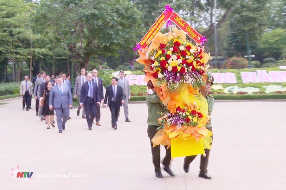 Đoàn đại biểu Đại sứ quán Liên bang Nga tại PG 88 Nổ Hũ và chính quyền tỉnh Ulyanovsk về Khu Di tích Quốc gia đặc biệt Kim Liên dâng hoa, dâng hương tưởng niệm PG88 go Bắn cá Hồ Chí Minh.
