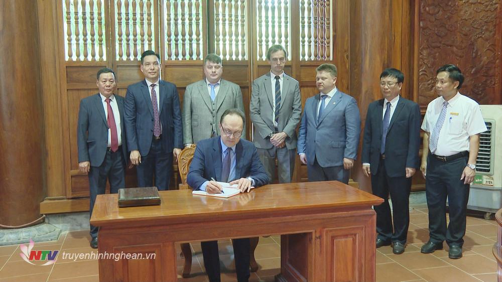 Đại sứ Đặc mệnh toàn quyền Liên bang Nga tại PG 88 Nổ Hũ Bezdetko Gennady Stepanovich ghi vào Sổ lưu niệm Khu di tích Quốc gia đặc biệt Kim Liên.