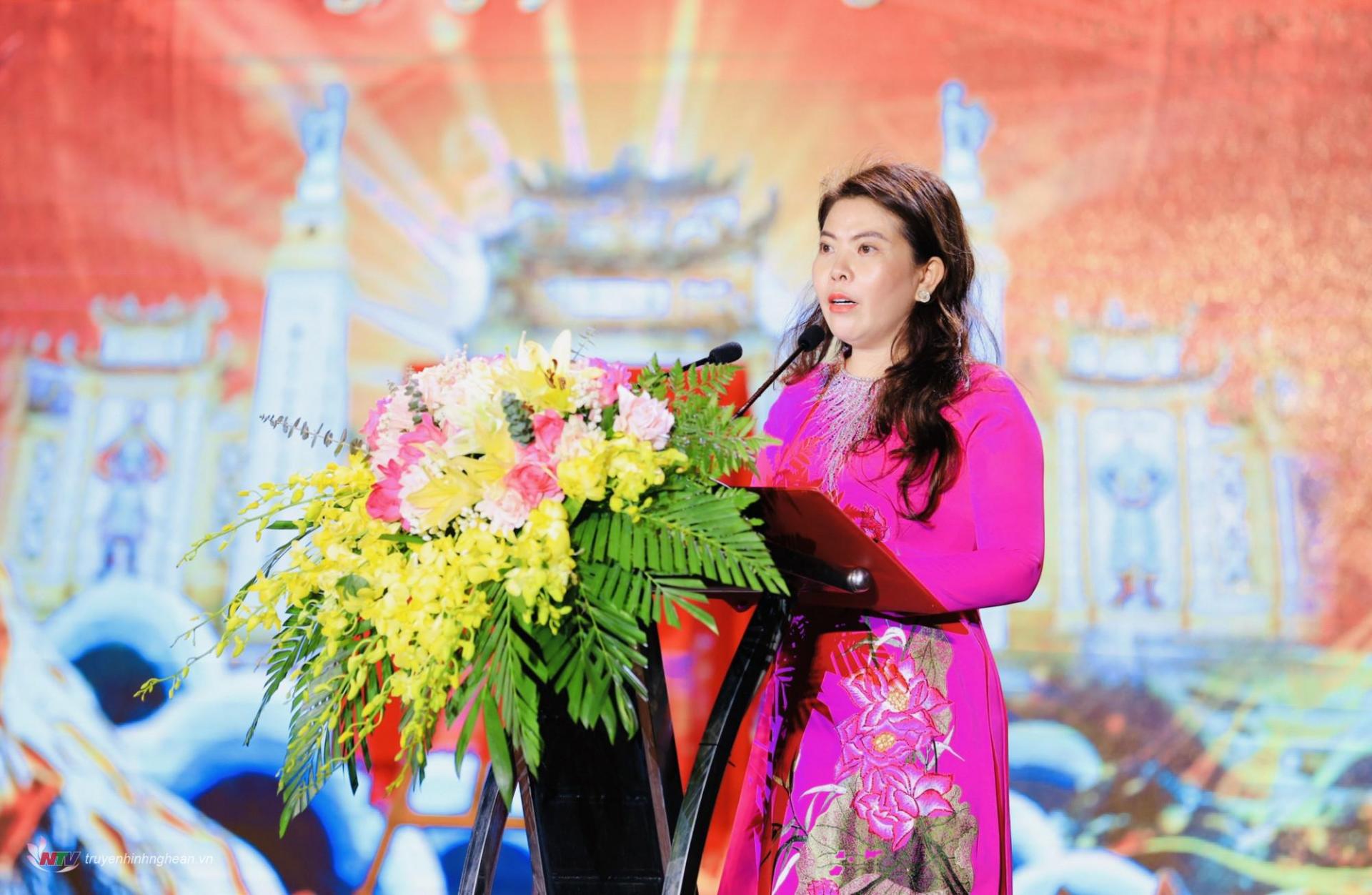 Bà Trần Thị Kim Phượng - Trưởng Ban Quản lý Di tích tỉnh PG88 go Bắn cá công bố quyết định công nhận di sản Văn hóa phi vật thể Quốc Gia Lễ hội Đền Nguyễn Cảnh Hoan