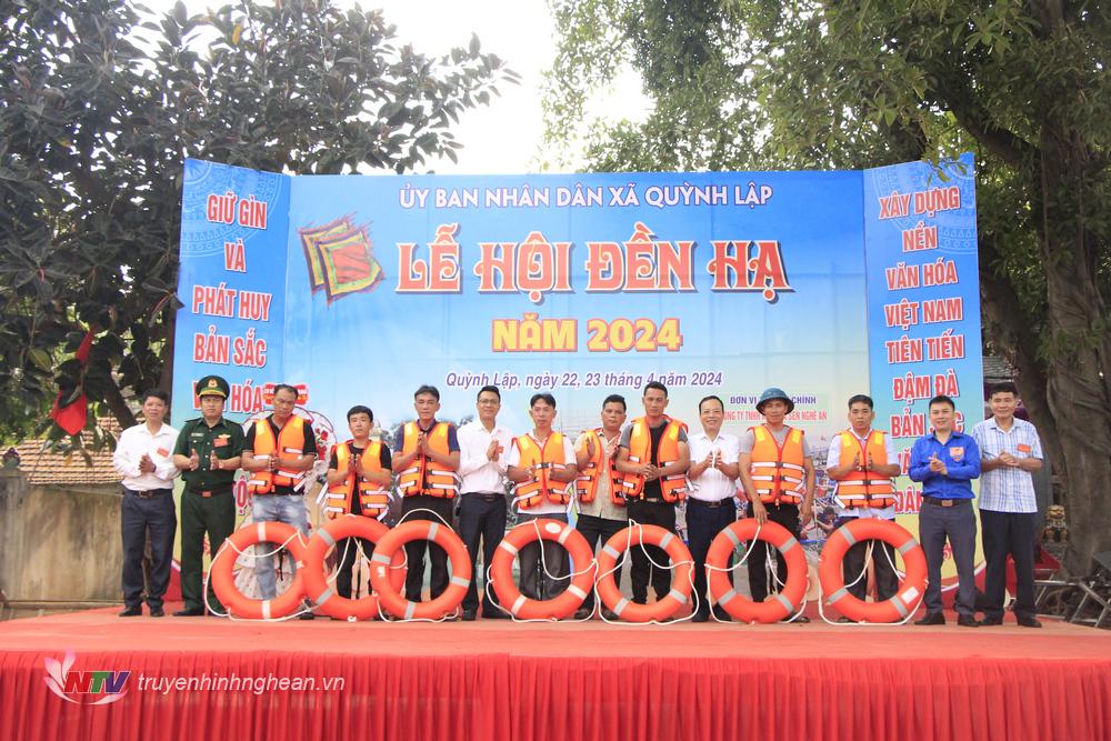 Trao tặng 500 lá cờ tổ quốc, 50 áo phao, phao tròn cho 50 chủ tàu thuyền đánh bắt vùng biển xa.