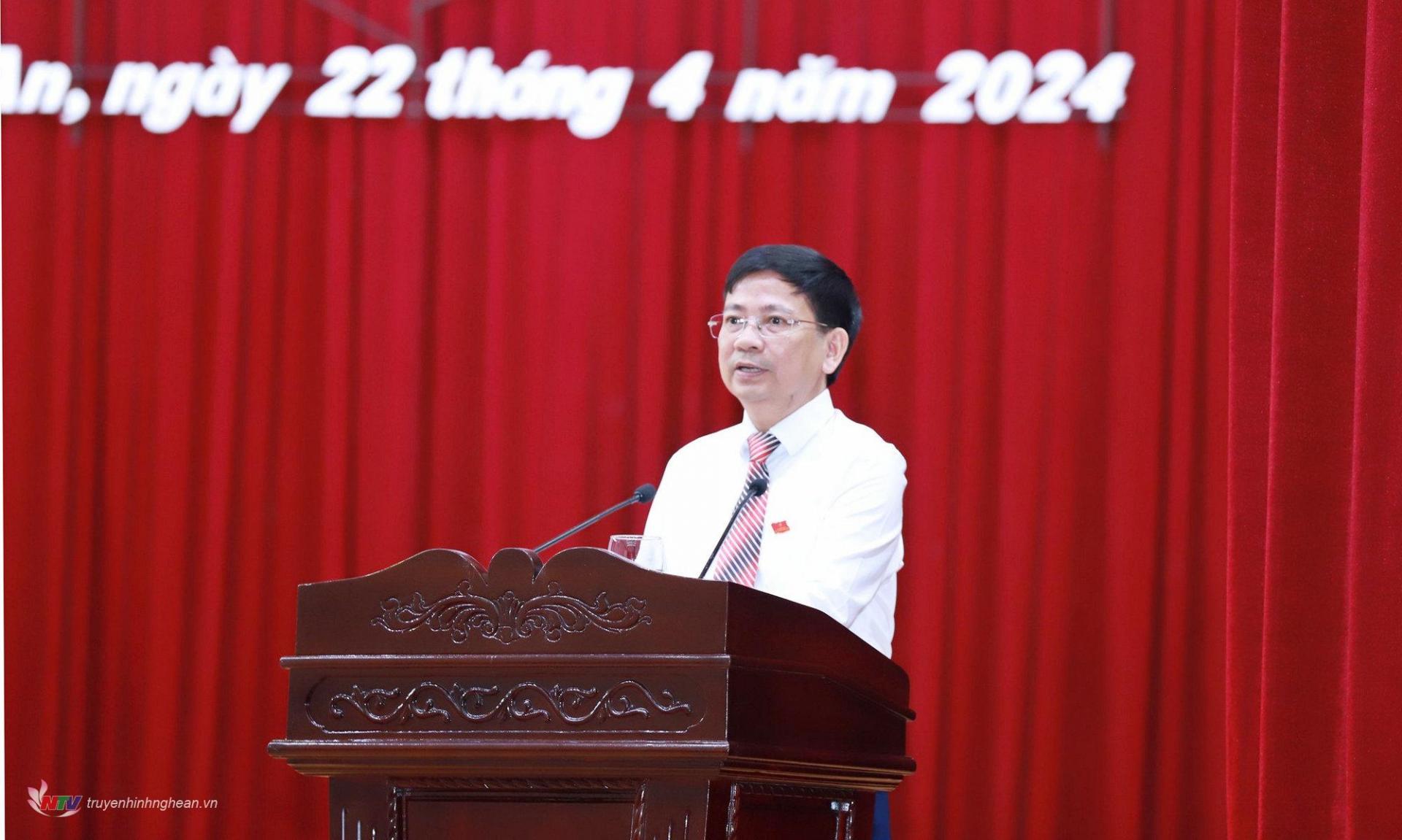 Đồng chí Cao Tiến Trung - Trưởng ban M.PG88 Tips - Ngân sách HĐND tỉnh thay mặt Thường trực HĐND tỉnh, báo cáo tóm tắt kết quả thẩm tra các tờ trình, dự thảo nghị quyết trình kỳ họp.