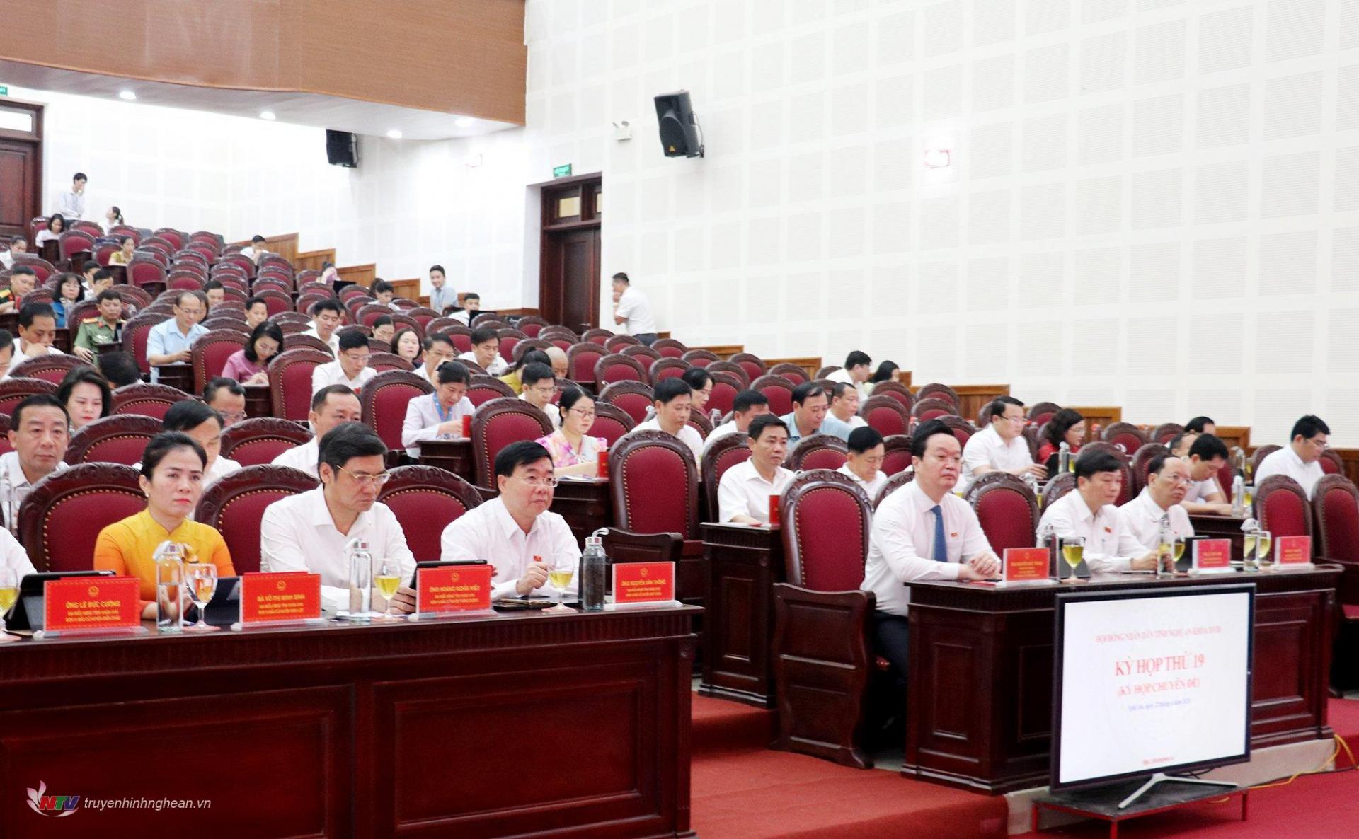 Các đại biểu dự kỳ họp.