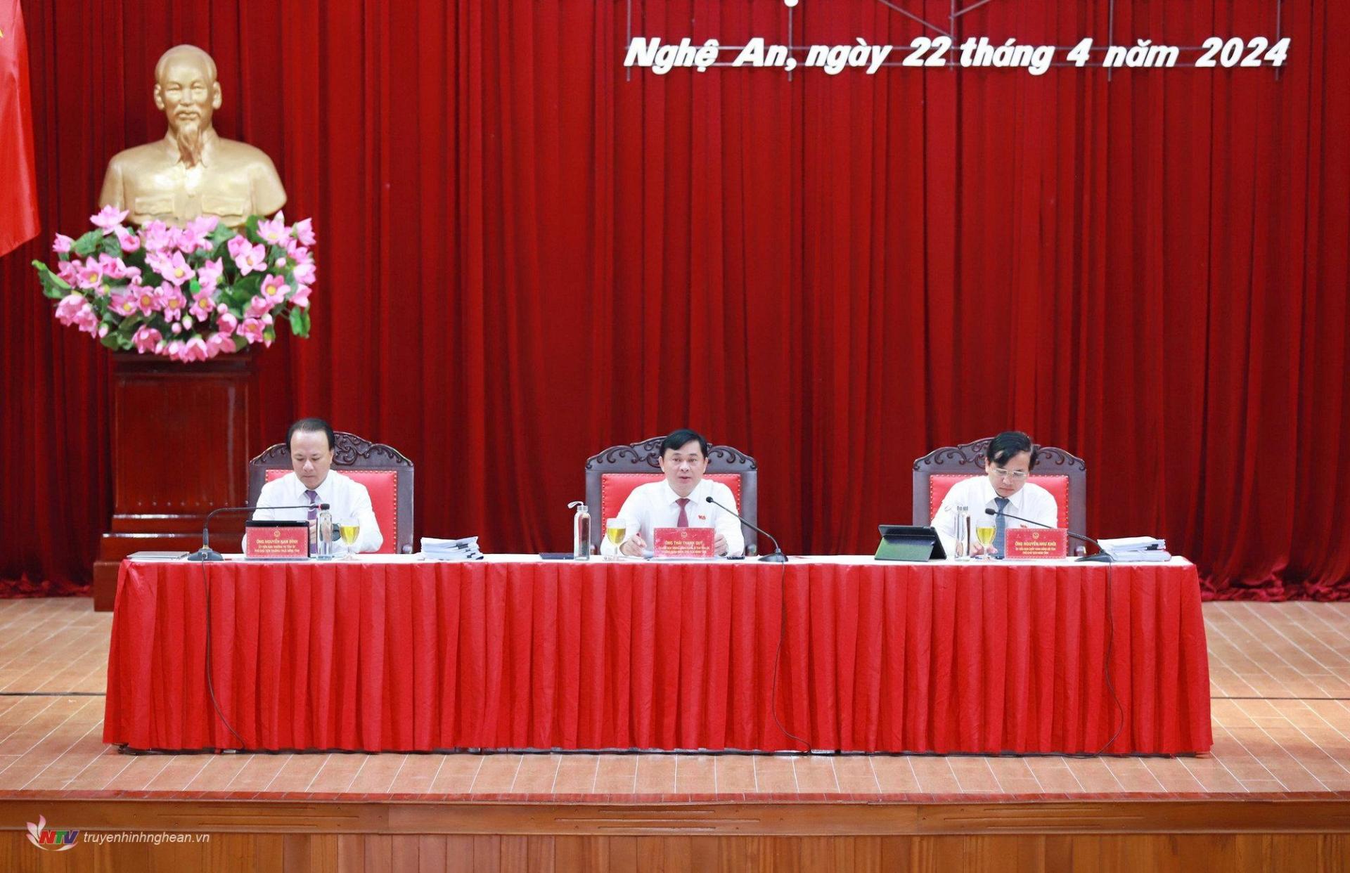 Các đồng chí chủ trì Kỳ họp.