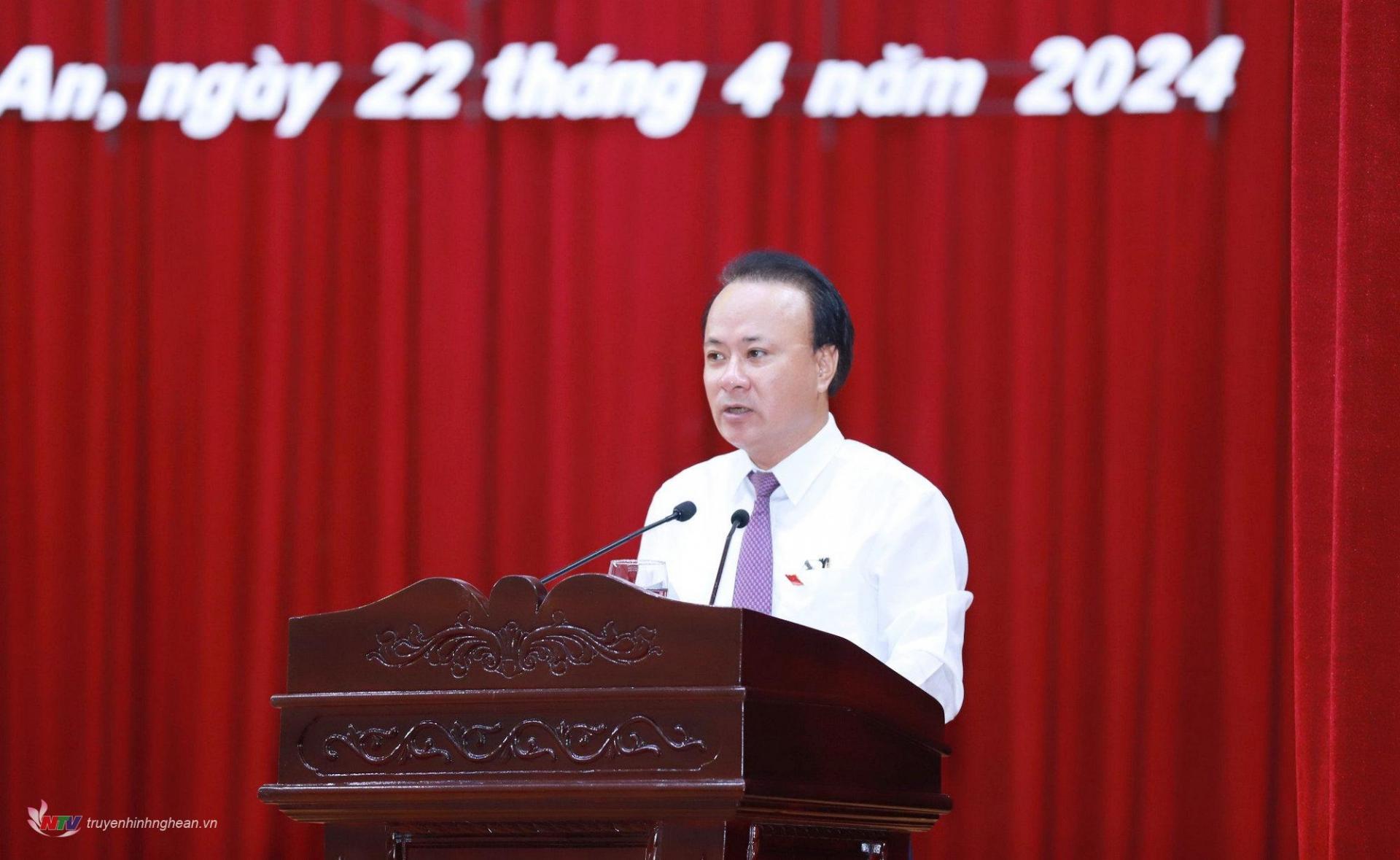 Đồng chí Nguyễn Nam Đình - Ủy viên Ban Thường vụ Tỉnh ủy, Phó PG88 go Bắn cá Thường trực HĐND tỉnh trình bày tờ trình của Thường trực HĐND tỉnh về việc cho thôi nhiệm vụ đại biểu HĐND tỉnh đối với bà Nguyễn Thị Kim Chi.