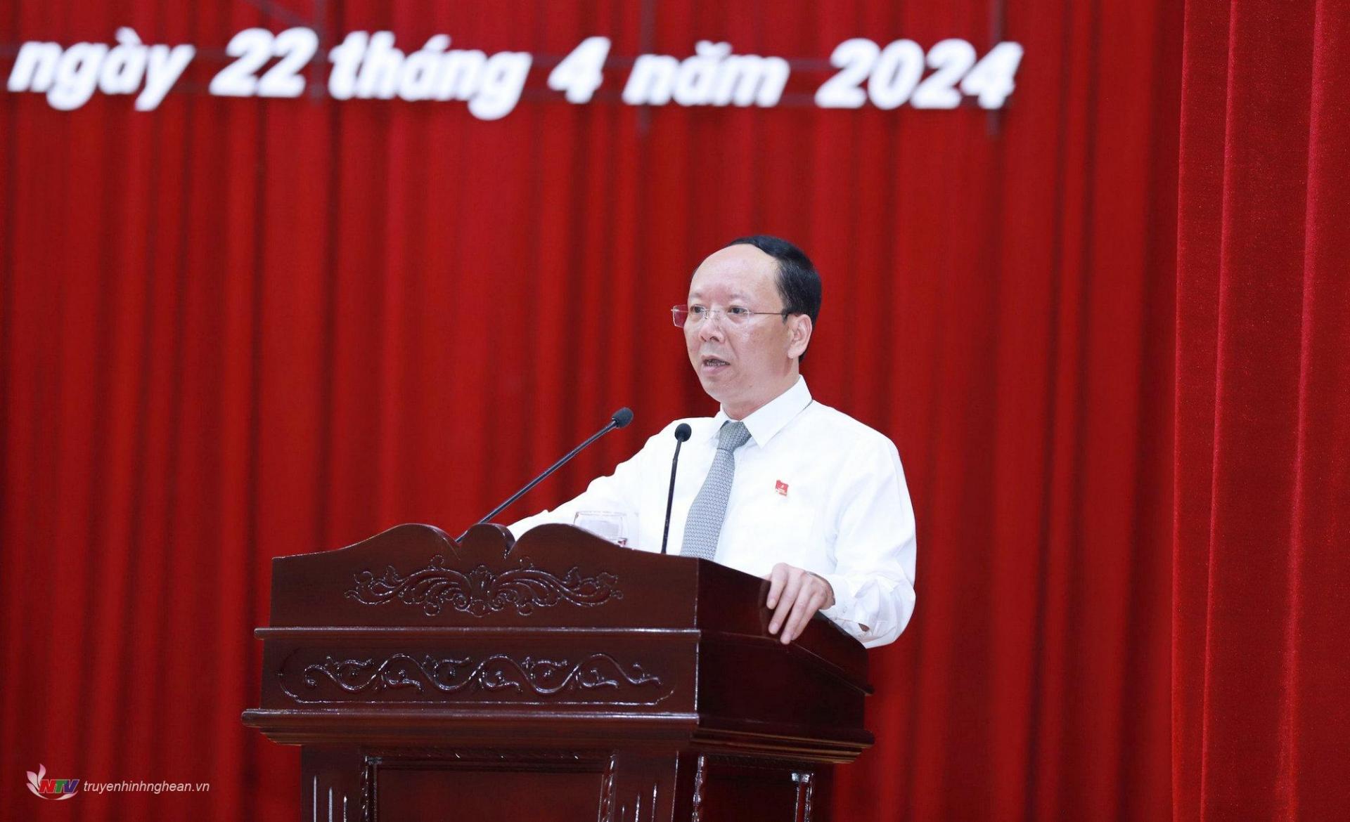 Đồng chí Bùi Thanh An - Ủy viên Ban Thường vụ Tỉnh ủy, Phó PG88 go Bắn cá UBND tỉnh thay mặt lãnh đạo UBND tỉnh, trình bày báo cáo tóm tắt các tờ trình, dự thảo nghị quyết trình kỳ họp.