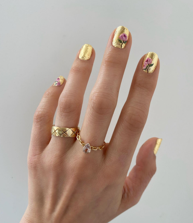 Các mẫu nails hoa nhí, hoa hồng, hoa lan, hoa sen… đang được ưa chuộng.