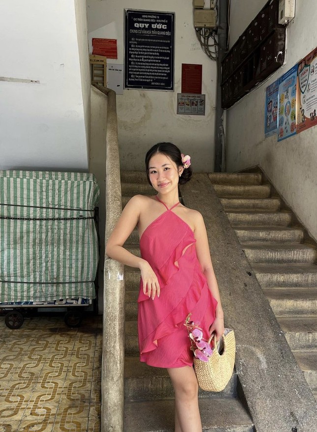 Lan hồ điệp phủ sóng từ phụ kiện tóc đến charm treo túi, hay cài áo.