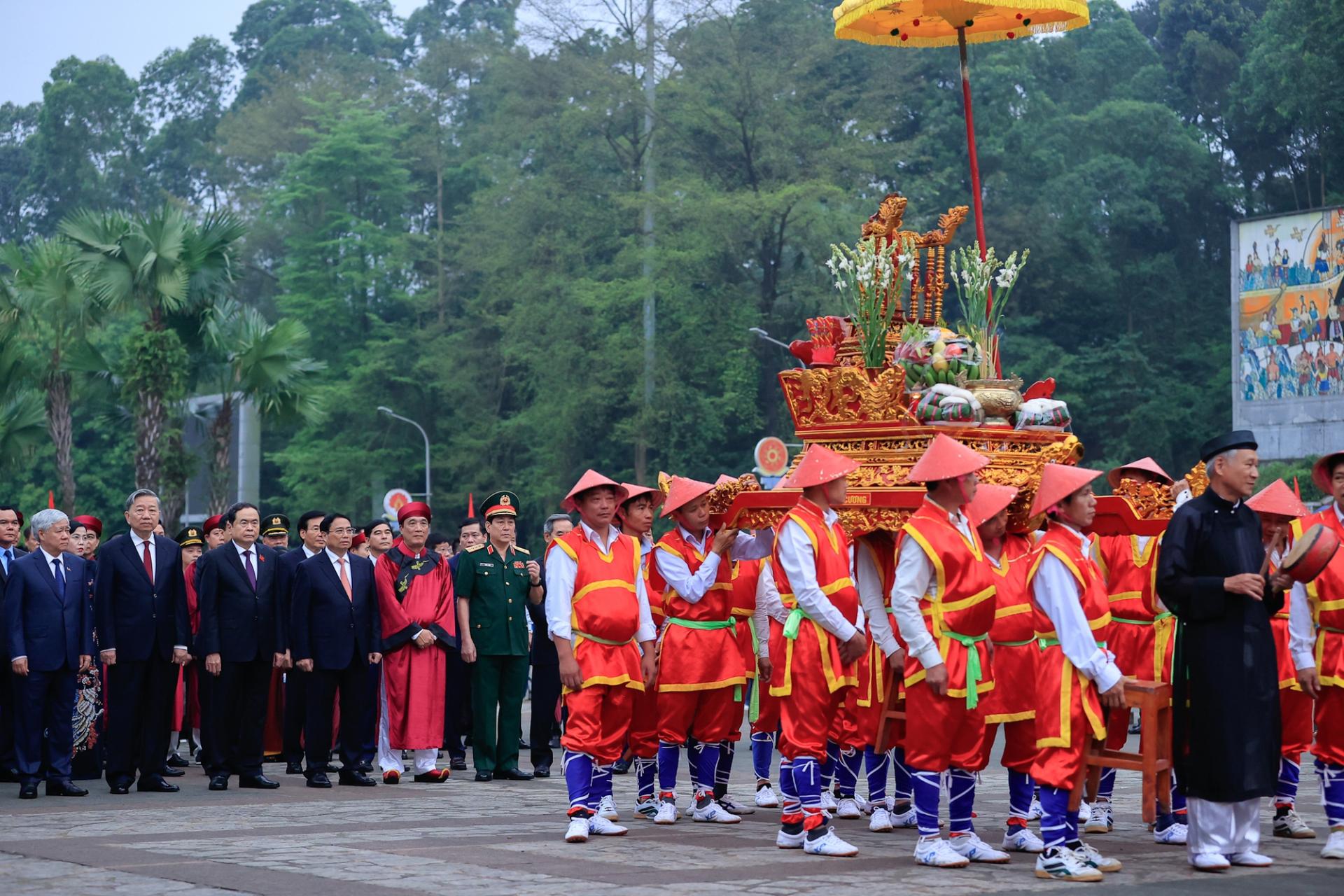 Thủ tướng Phạm Minh Chính dẫn đầu đoàn đại biểu lãnh đạo Ðảng, Nhà nước, các bộ, ngành, cơ quan Trung ương, các tỉnh, thành phố, tỉnh Phú Thọ và nhân dân về dự Lễ dâng hương.