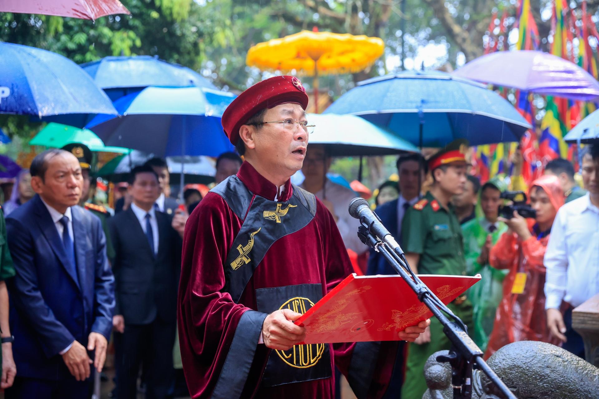 Chúc văn do lãnh đạo tỉnh Phú Thọ trình bày tại lễ dâng hương nêu rõ, tưởng nhớ về Tổ tông, các Vua Hùng đã khơi mạch nguồn dân tộc, lập nên Nhà nước Văn Lang; khai sơn, phá thạch, đặt nền móng để quốc gia, dân tộc được muôn đời thịnh trị.