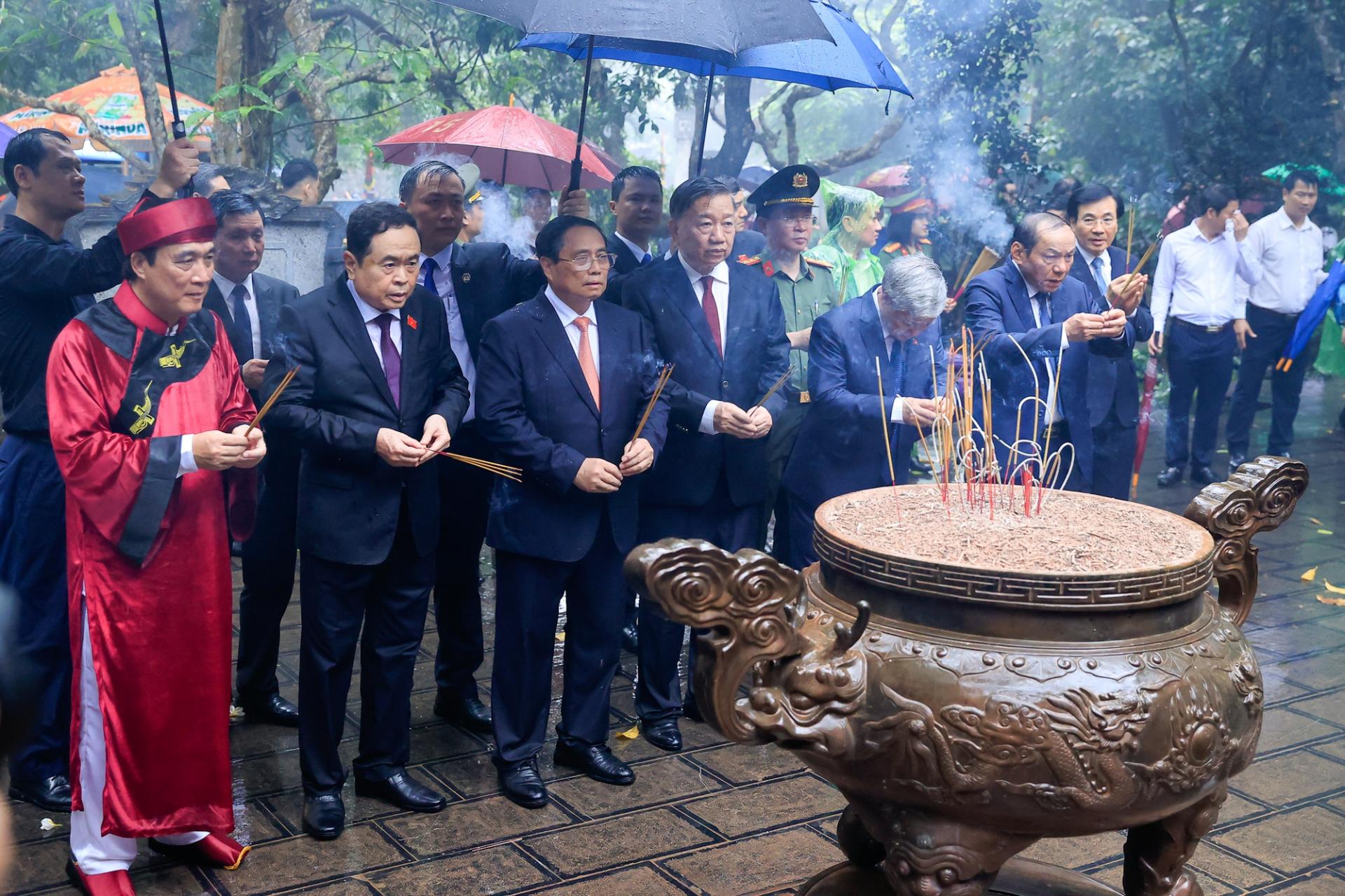 Lễ dâng hương do Đảng bộ, chính quyền và nhân dân tỉnh Phú Thọ thay mặt đồng bào, chiến sĩ cả nước và kiều bào ta ở nước ngoài tổ chức.