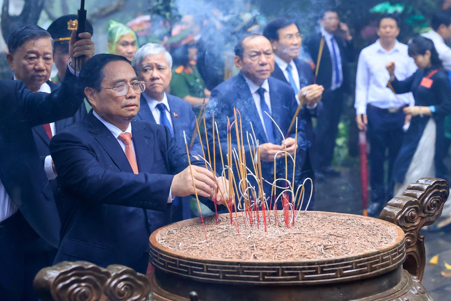 Thủ tướng Phạm Minh Chính dâng hương tưởng niệm các Vua Hùng tại Điện Kính Thiên trên đỉnh núi Nghĩa Lĩnh thuộc Khu Di tích lịch sử Quốc gia đặc biệt Đền Hùng ở TP. Việt Trì, tỉnh Phú Thọ
