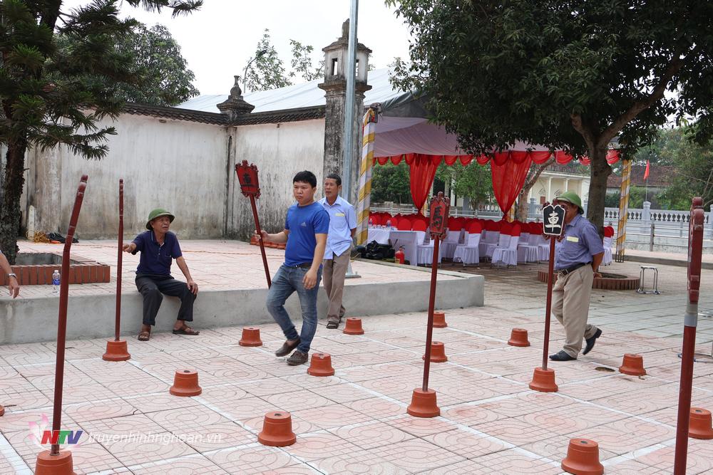 Tại lễ hội có nhiều hoạt động văn hóa thể thao như cờ thẻ, bóng chuyền, kéo co, bắt vịt....
