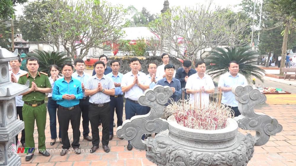 Các đại biểu dâng hương tưởng nhớ các vị tiền nhân.