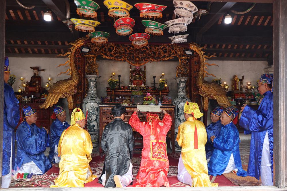 Lễ khai quang, lễ yết cáo, lễ dâng hương, lễ tế thần và giỗ thánh mẫu Âu Cơ.