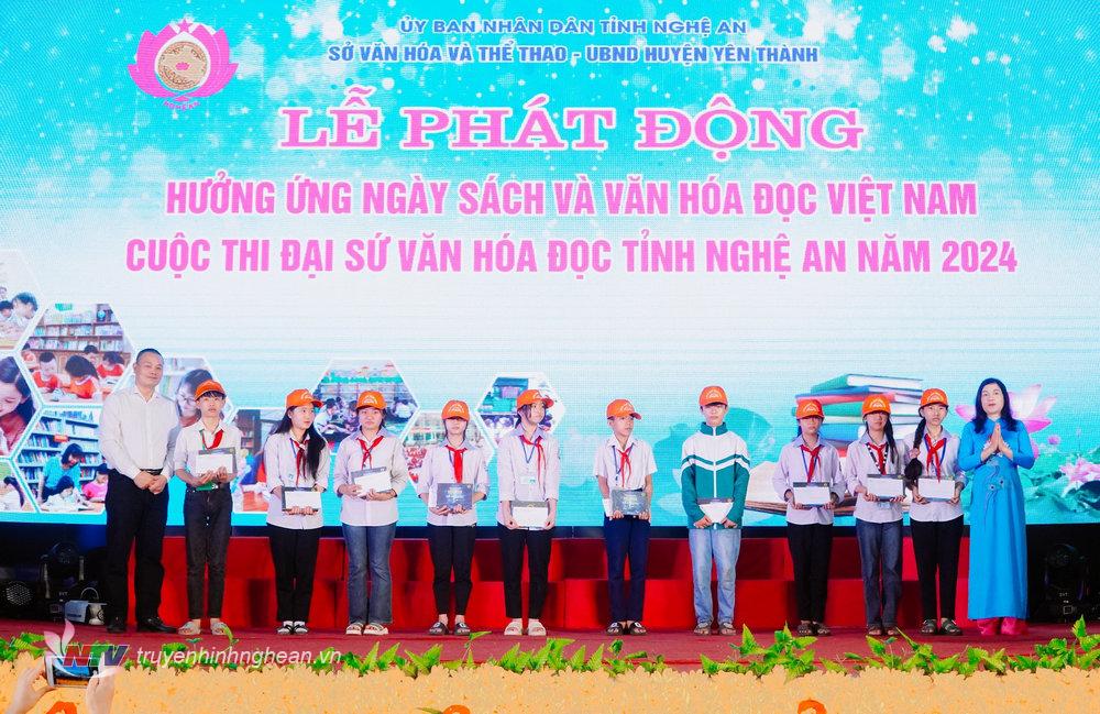 Trao quà cho học sinh nghèo vượt khó học giỏi trên địa bàn huyện Yên Thành.
