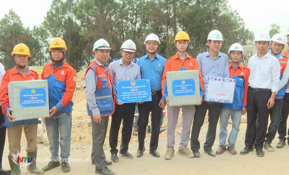 PG88 go Bắn cá Tổng Liên đoàn Lao động PG 88 Nổ Hũ Nguyễn Đình Khang cùng các thành viên đoàn công tác tặng quà, động viên công nhân lao động trên công trường M.PG88 Vào bóng Đường dây 500kV mạch 3 tại xã Nghi Kiều, huyện Nghi Lộc