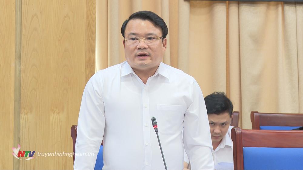 Giám đốc Sở Nông nghiệp và Phát triển nông thôn tỉnh Phùng Thành Vinh báo cáo kết quả công tác chuyển mục đích sử dụng rừng để thực hiện dự án.
