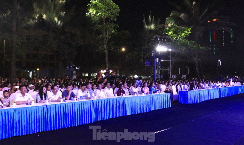 Tham dự đêm chung kết cuộc thi có đại diện lãnh đạo Sở, ban ngành, thị xã Cửa Lò và đông đảo người dân.