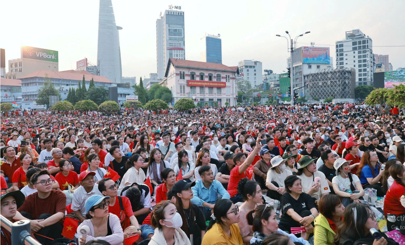 Người dân ngồi chật kín tại khu vực phố đi bộ Nguyễn Huệ chờ đón đoàn diễu binh, diễu hành.