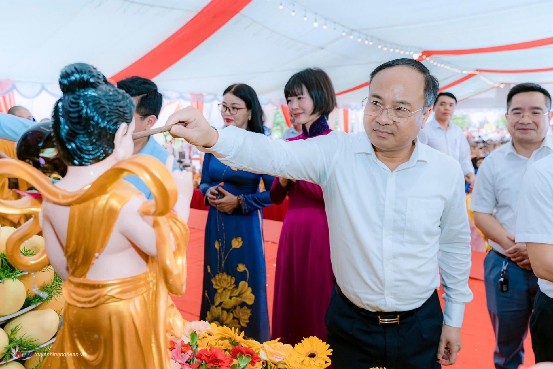 Các đại biểu thực hiện nghi thức tắm Phật