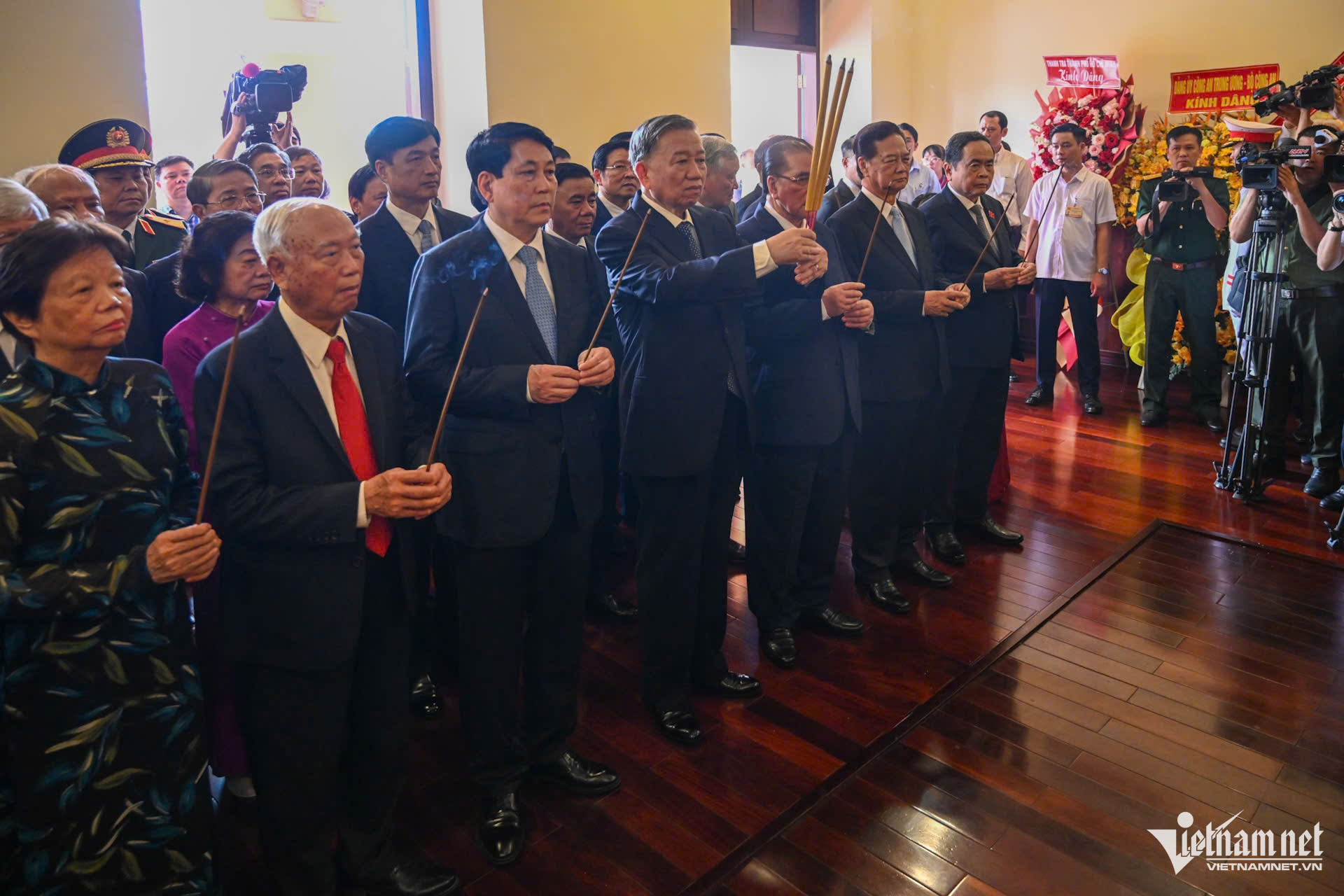 Lãnh đạo, nguyên lãnh đạo Đảng, Nhà nước dâng hương, dâng hoa tại Bảo tàng Hồ Chí Minh - chi nhánh TPHCM