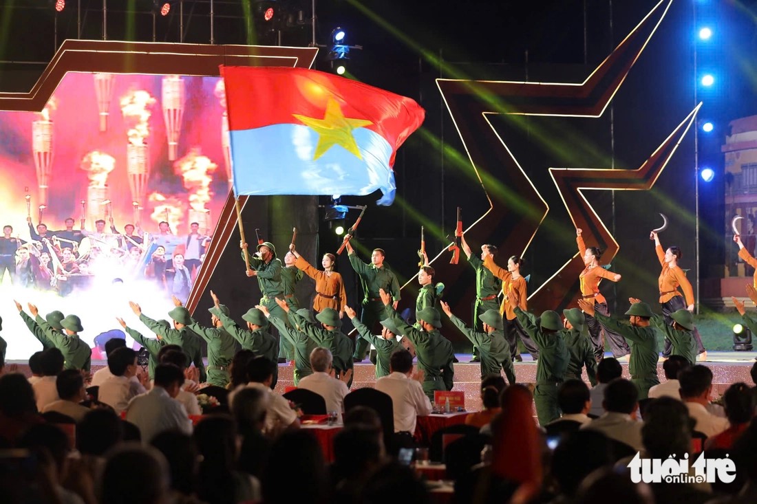 Tổ khúc múa Giải phóng miền Nam ở điểm cầu Quảng Trị.