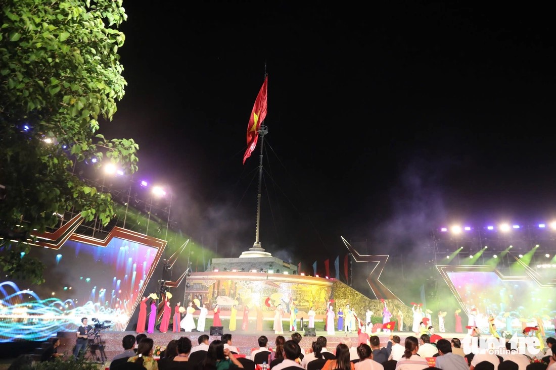 Sân khấu tại Quảng Trị ngay chân kỳ đài ở di tích quốc gia đặc biệt Đôi bờ Hiền Lương - Bến Hải. Lá cờ trên kỳ đài rộng 75m2, nhằm nhắc nhở thế hệ sau này về thời khắc đặc biệt năm 1975.