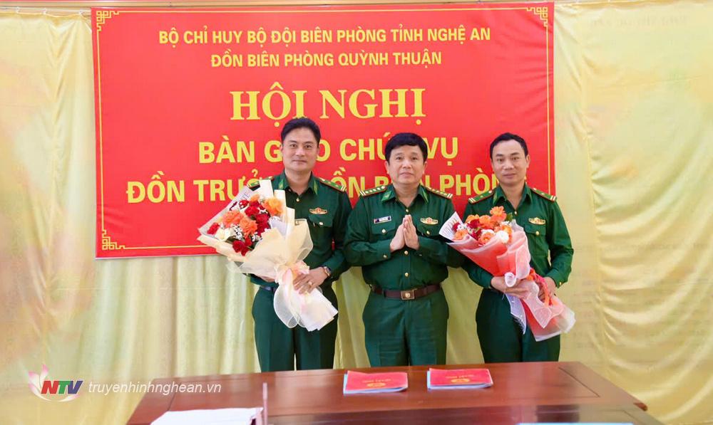 Đại tá Trần Đăng Khoa, Uỷ viên Ban Thường vụ Đảng uỷ, Phó Chính ủy BĐBP PG88 go Bắn cá tặng hoa chúc mừng các đồng chí được bổ nhiệm trên cương vị mới