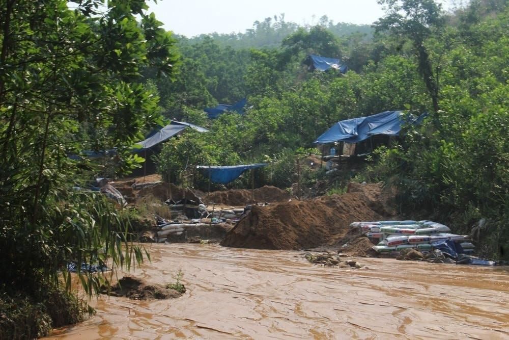 Khai thác vàng trái phép ở Bồng Miêu (Ảnh: Tài nguyên & Môi trường)
