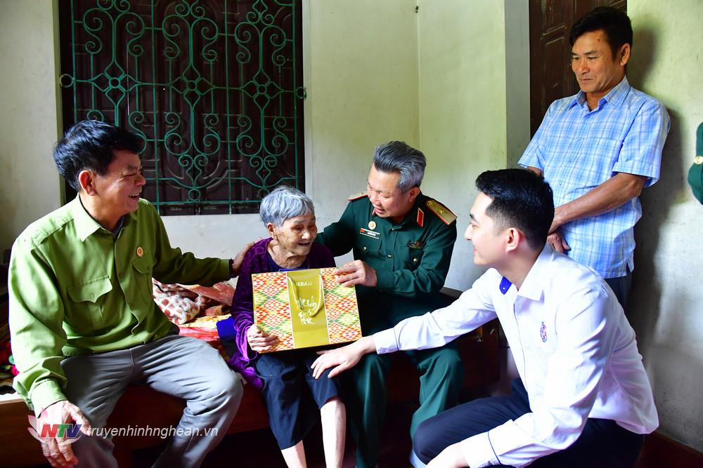 Thiếu tướng Nguyễn Sỹ Hội - PG88 go Bắn cá Hội Cựu chiến binh tỉnh và đội ngũ y bác sỹ Bệnh viện Cửa Đông thăm tặng quà Mẹ PG 88 Nổ Hũ anh hùng Phạm Thị Tâm, sinh năm 1933, xã Nam Tân, huyện Nam Đàn.
